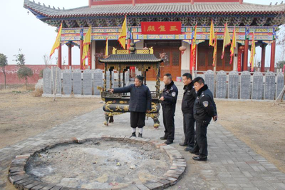 南陽青華派出所民警深入寶元宮道觀開展消防安全檢查