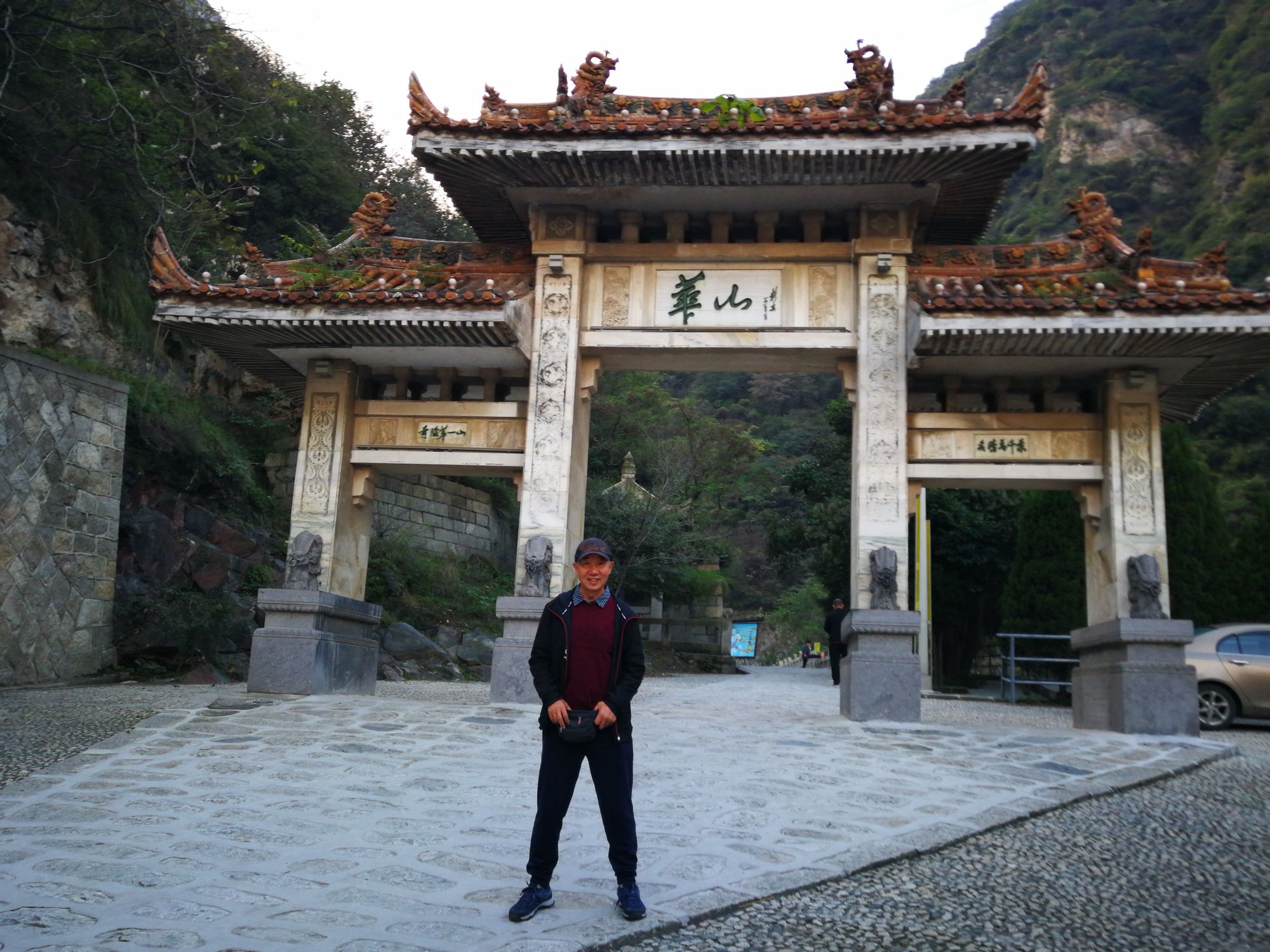 華山是道教主流全真派圣地,有多個懸洞和道觀,其中有許多道.