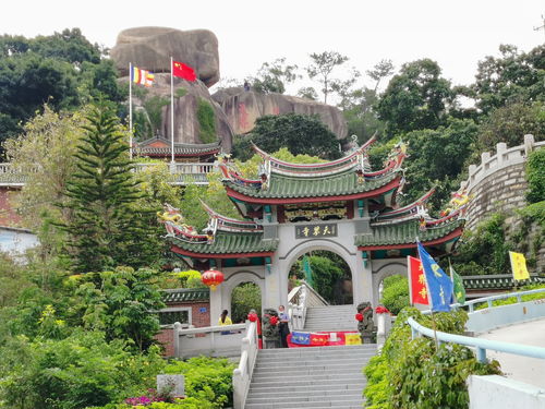 這座巖石廟宇,明為道觀清成寺廟,同時供奉觀音和仙翁