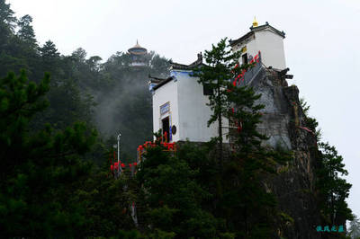 去秦嶺之南只為天下最險道觀的光影