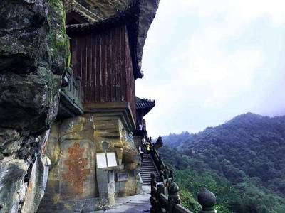 武當山這座道觀比懸空寺還驚險,面臨萬仞峭壁,上香許愿者眾多