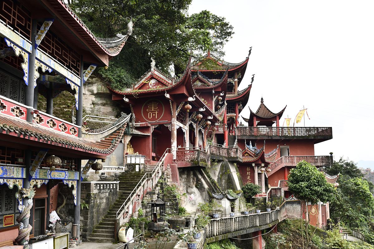 龍泉洞道觀:古韻與自然的完美融合